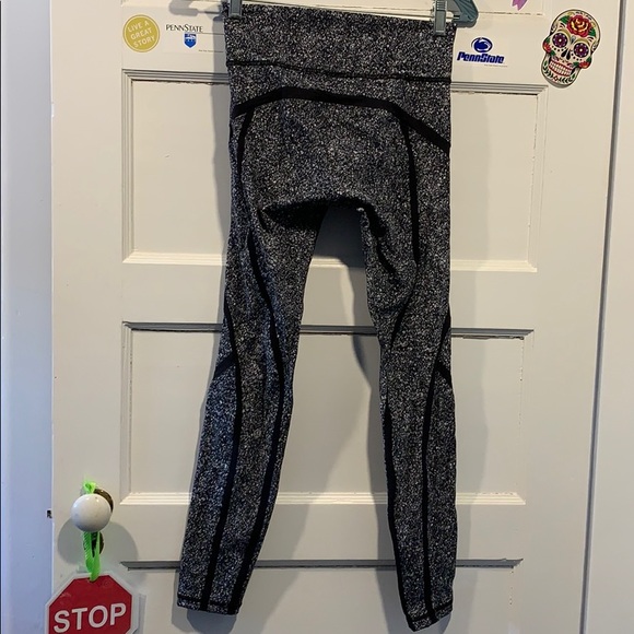 Lululemon leggings Size 6 new cond black & white - Picture 2 of 2
